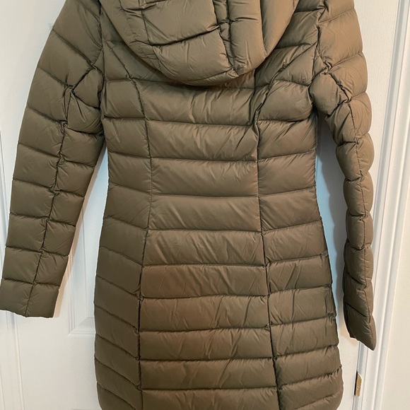 Lightweight down coat with asymmetrical closure in army green colour. - Picture 2 of 3